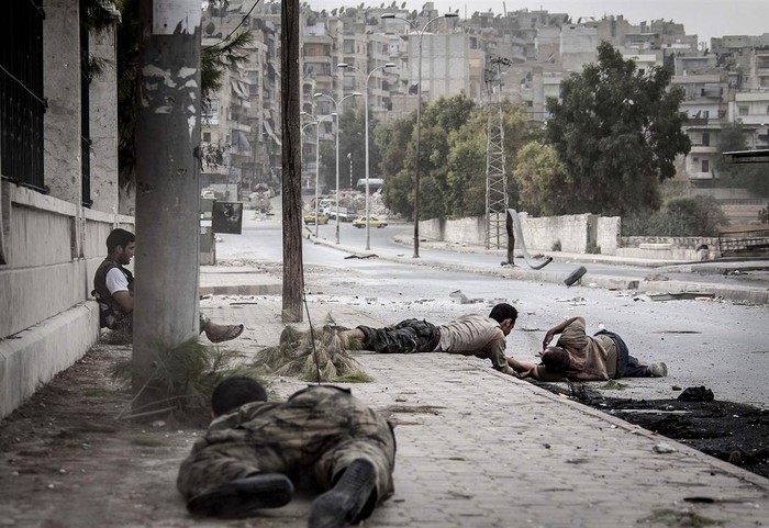 Các chiến binh phe nổi dậy ở Syria tìm cách giải cứu người bị thương do trúng đạn bắn tỉa của quân đội Syria ở Bustan al-Qasr gần Aleppo, Syria hôm 20/10.